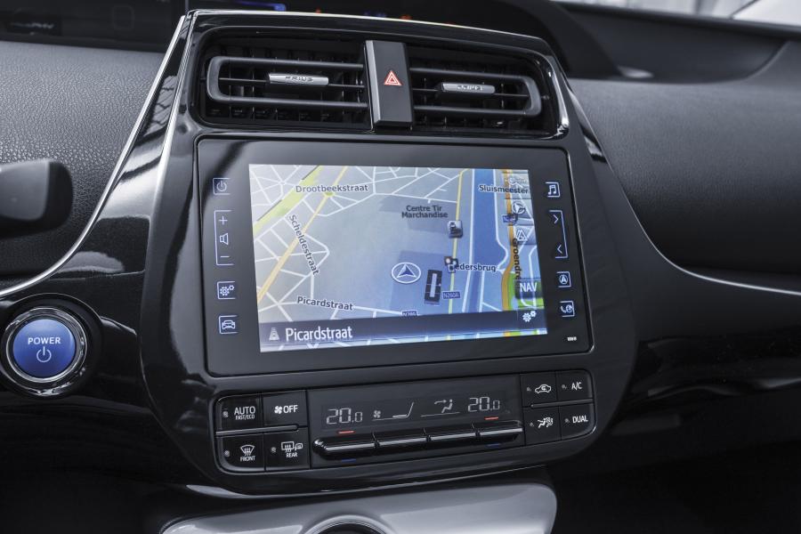 Детали интерьера Toyota Prius Plug-in Hybrid 2016 года  (фото 110 из 187)
